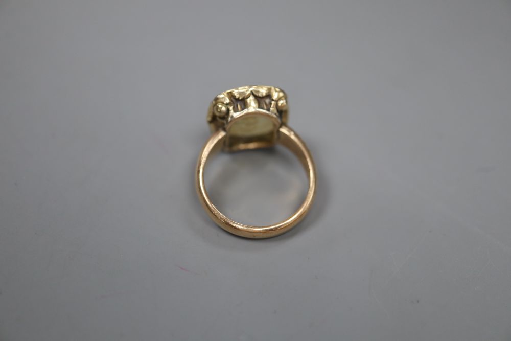 A Victorian yellow metal and intaglio citrine? ring, carved with a family crest (stone chipped), size L, gross 4.9 grams.